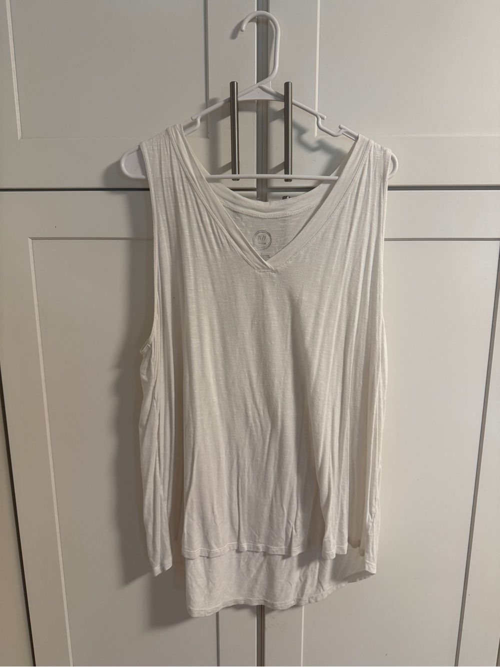 24/7 Comfort Apparel Ivory V-Neck Tank Top Size 2 Flowy High Low
